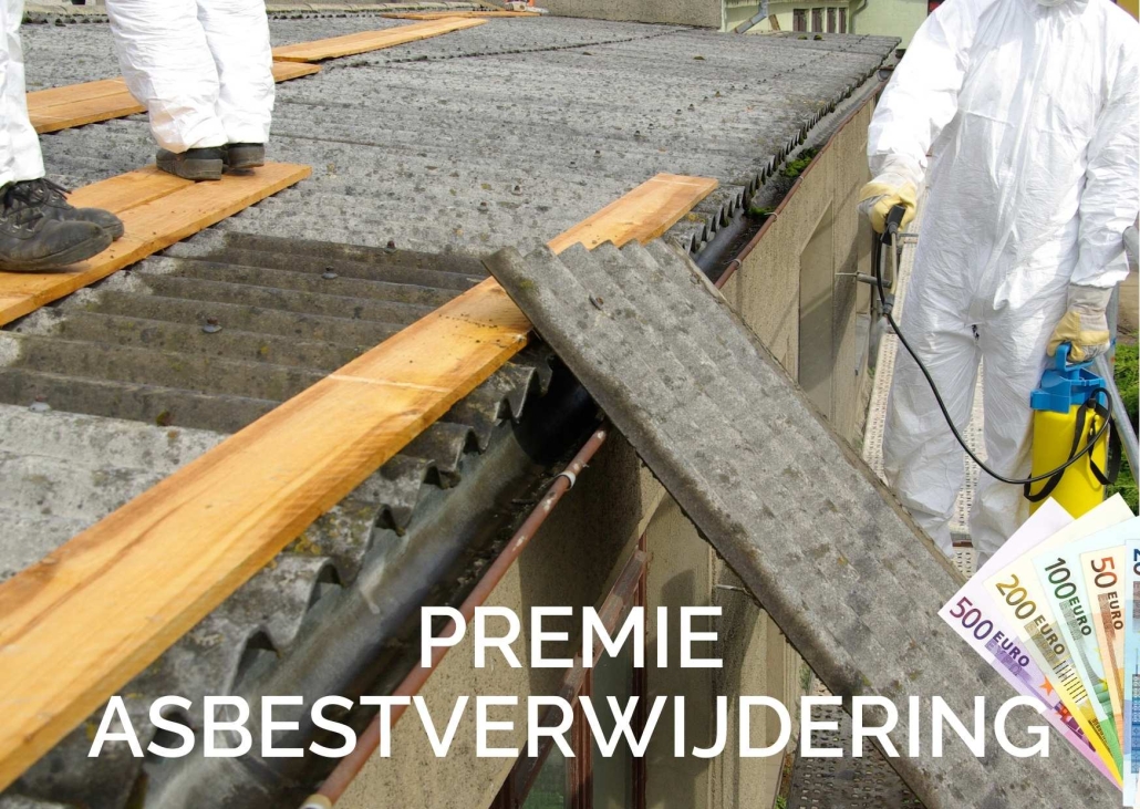 technici die asbestpanelen van een dak aan het verwijderen zijn