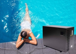 Vrouw ligt in het zwembad naast een warmtepomp