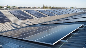 Panneaux solaires sur un toit industriel