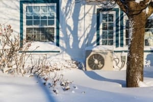 Warmtepomp in de sneeuw