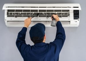 HVAC technieker doet een onderhoud
