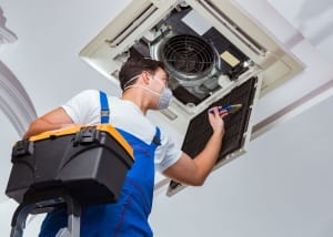 hvac technieker voert onderhoud uit