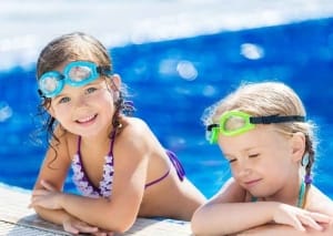 kinderen aan de rand van een zwembad