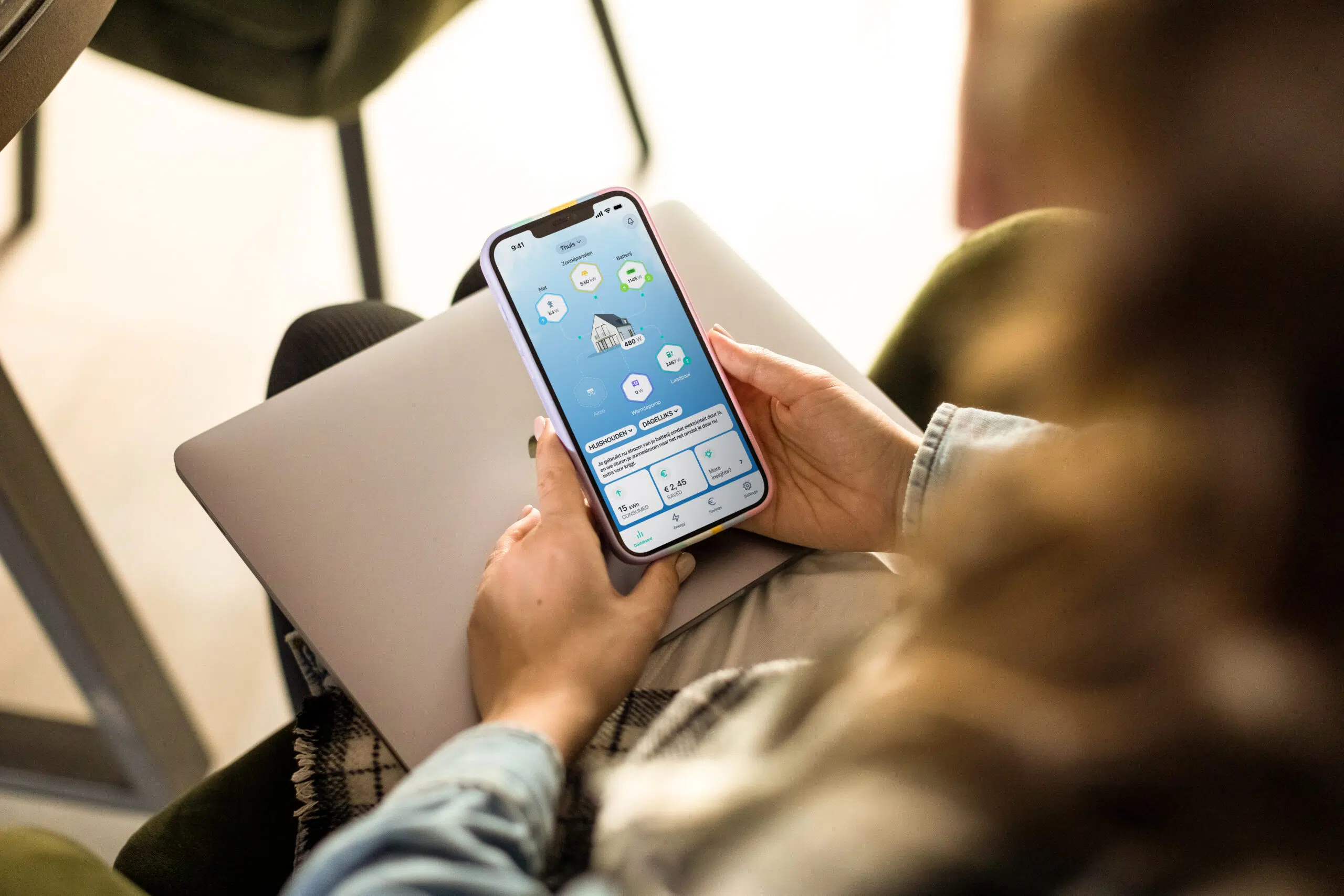 Persoon die kijkt naar KingConnect (EMS) op smartphone.