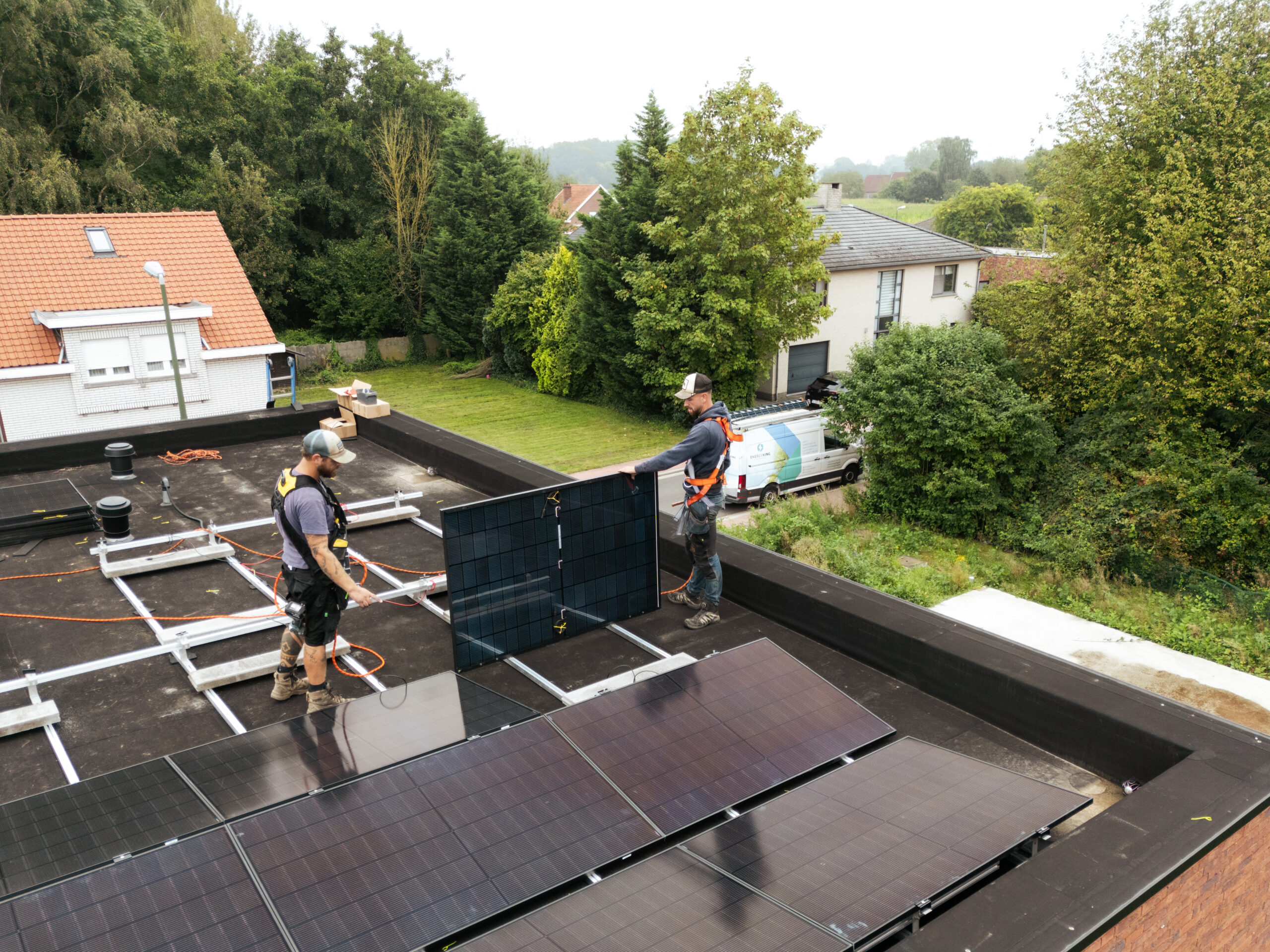 Het plaatsen van zonnepanelen op een dak