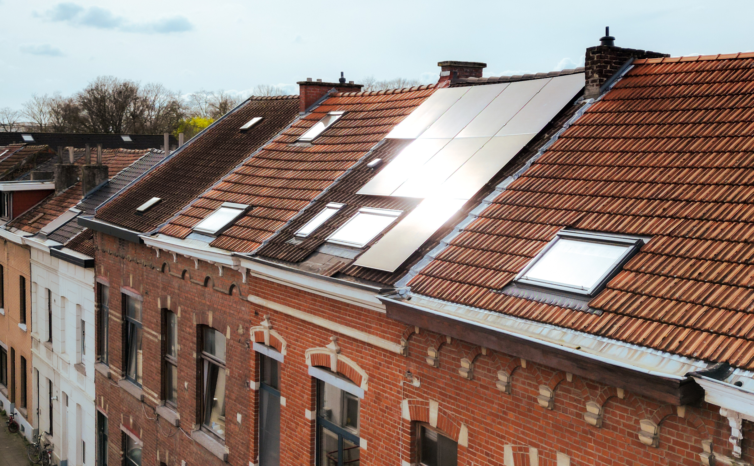 zonnepanelen op dak van een huis in Leuven