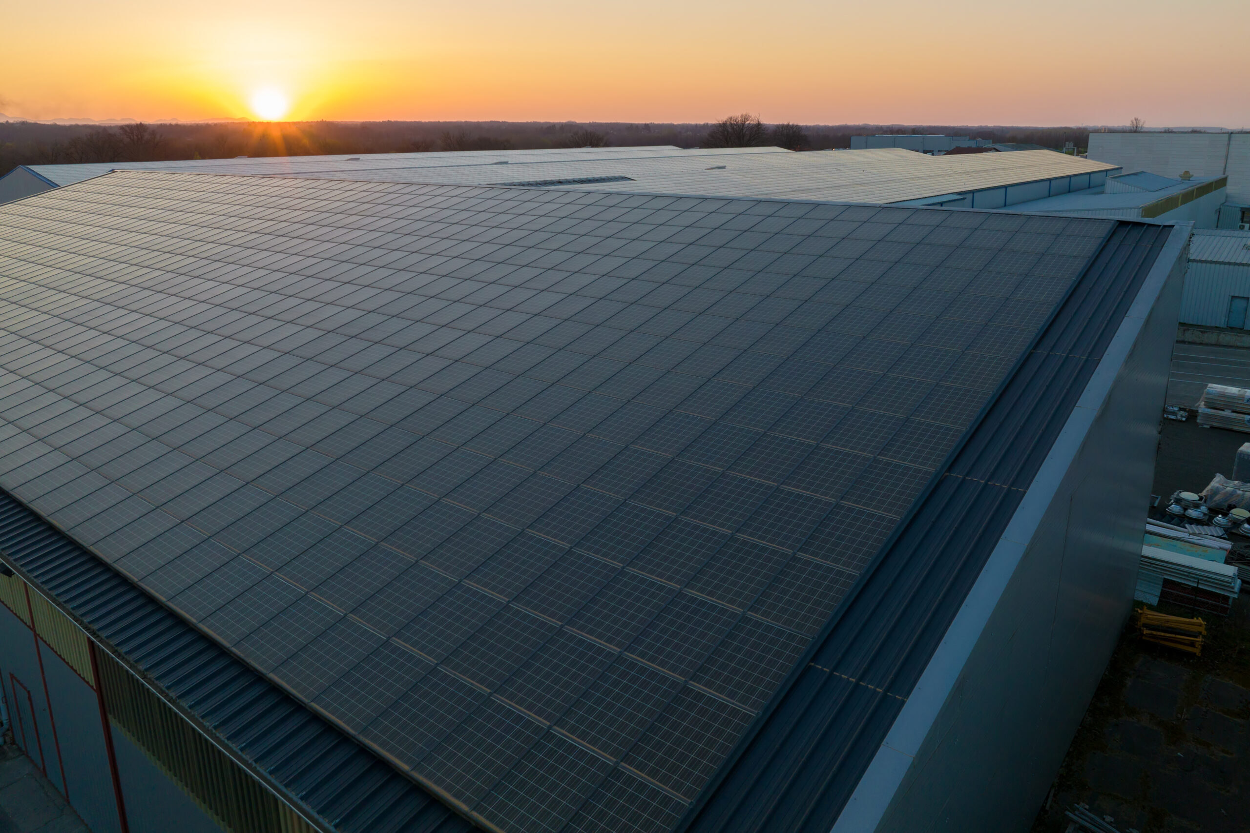 Zonnepanelen op het dak van een industrieel gebouw.